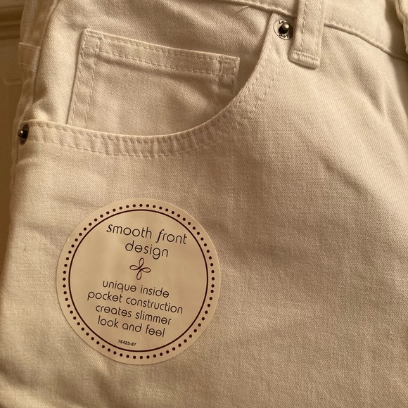 New Women white Levi jeans. - Picture 3 of 8